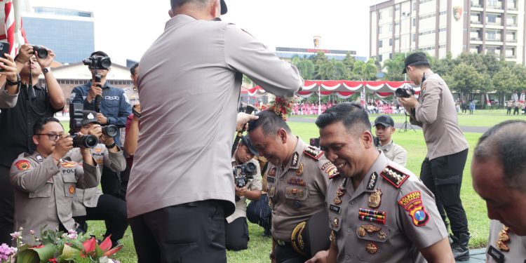 Kapolda Jatim Pimpin Upacara Kenaikan Pangkat 2.925 Personel di Penghujung Tahun 2023
