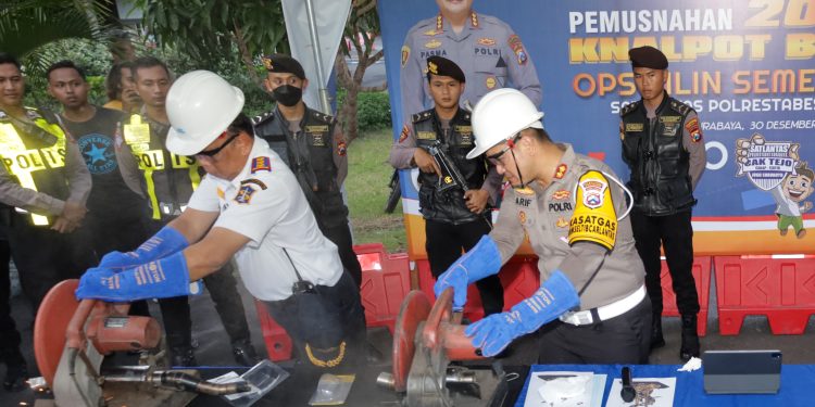 Akhir Tahun 2023 Polrestabes Surabaya Musnahkan Ribuan Knalpot Brong