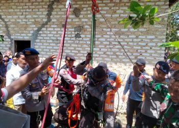 Tim SAR Sat Brimob Polda Jatim bersama BPBD Pamekasan Berhasil Evakuasi Jenazah dari Dalam Sumur