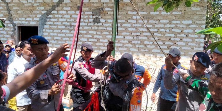 Tim SAR Sat Brimob Polda Jatim bersama BPBD Pamekasan Berhasil Evakuasi Jenazah dari Dalam Sumur