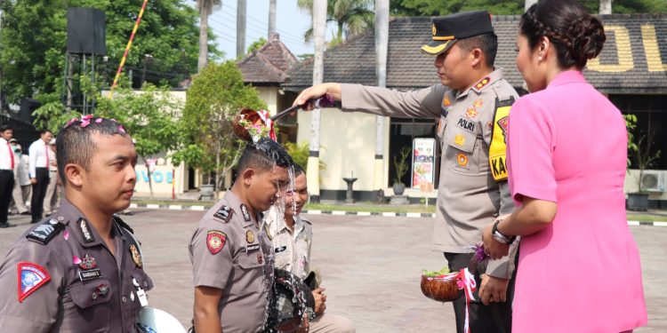 Kapolres Nganjuk Pimpin Upacara Korp Raport Kenaikan Pangkat 93 Anggotanya