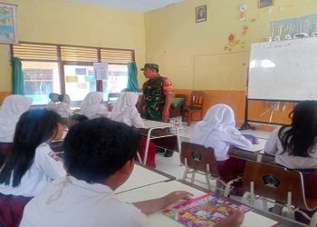 Tanamkan Disiplin Sejak Dini, Anggota Koramil Wates Laksanakan Kegiatan Babinsa Masuk Sekolah