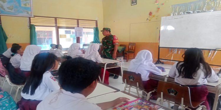 Tanamkan Disiplin Sejak Dini, Anggota Koramil Wates Laksanakan Kegiatan Babinsa Masuk Sekolah