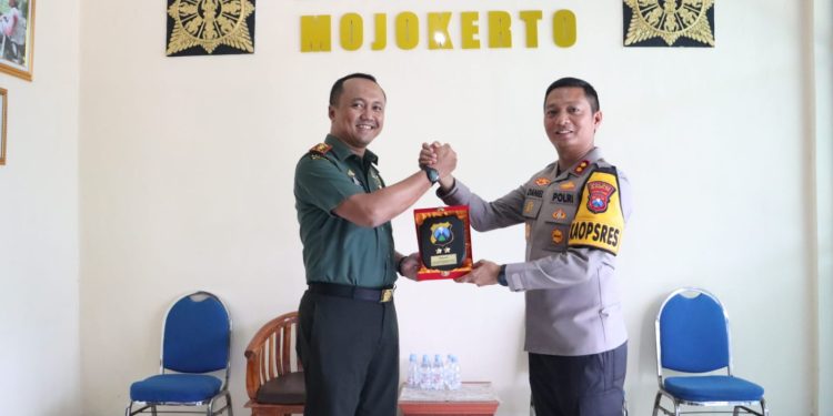 Tingkatkan Sinergitas dan Soliditas TNI-Polri, Kapolres Mojokerto Kota Silaturahmi ke Kodim 0815