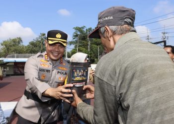 Sinergitas dan Soliditas, Polres Trenggalek Bersama Kodim 0806 Berbagi Ratusan Jas Hujan Gratis untuk Warga