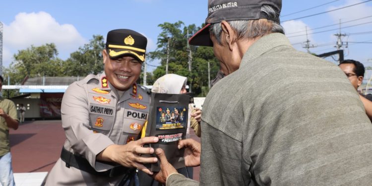 Sinergitas dan Soliditas, Polres Trenggalek Bersama Kodim 0806 Berbagi Ratusan Jas Hujan Gratis untuk Warga