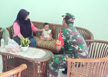 Peduli Anak Stunting, Babinsa Koramil Wonodadi Laksanakan Kegiatan Anjangsana Dan Berikan Bantuan Gizi Tambahan