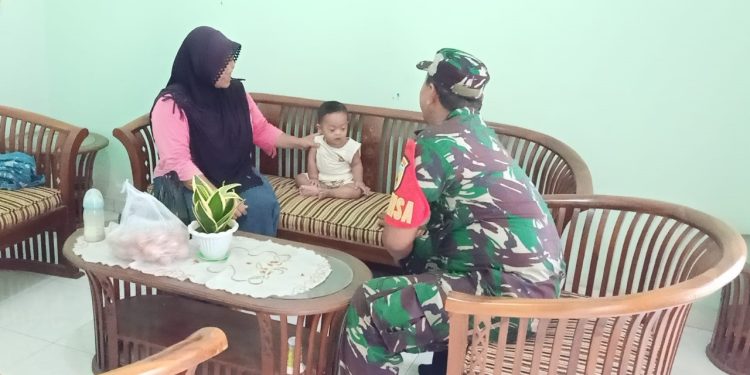 Peduli Anak Stunting, Babinsa Koramil Wonodadi Laksanakan Kegiatan Anjangsana Dan Berikan Bantuan Gizi Tambahan