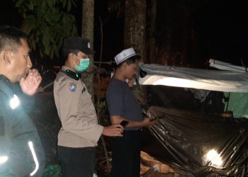 Gercep, Polisi Evakuasi Seorang Kakek yang Tinggal di Tengah Hutan Pinus Bondowoso