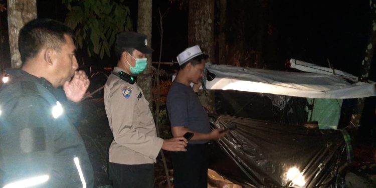 Gercep, Polisi Evakuasi Seorang Kakek yang Tinggal di Tengah Hutan Pinus Bondowoso