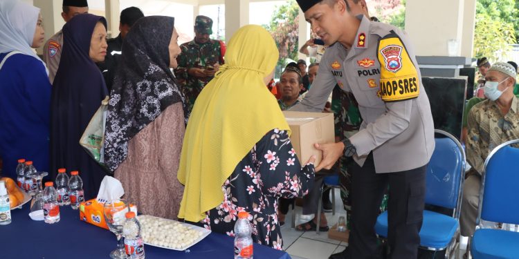 Gelar Jum’at Curhat Polres Pasuruan Salurkan Bantuan Sosial untuk Warga Lemahbang