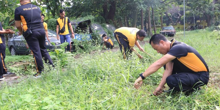Ciptakan Lingkungan Bersih, Polres Kediri Kota Gelar Kerja Bakti