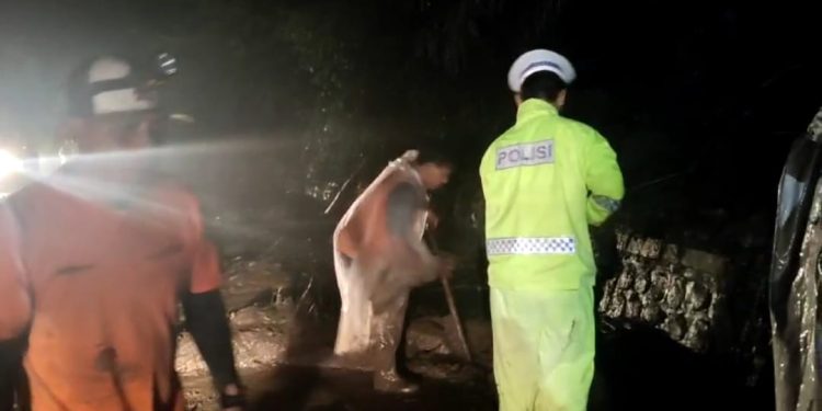 Polisi Bersama TNI dan Warga Bersihkan Material Longsor di Magetan, Jalur Wisata Sarangan Kembali Normal