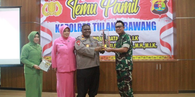 Dandim 0426 Tulang Bawang Di Dampingi Ketua Persit KCK Cabang XLlX Dim 0426 Hadiri Pisah Sambut Kapolres Tulang Bawang