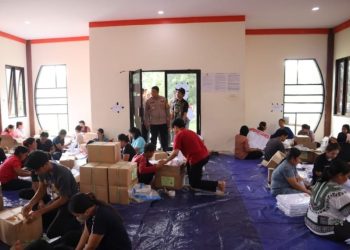 Kapolres Landak Pantau Penyortiran dan Lipat Surat Suara Pemilu 2024 di KPU