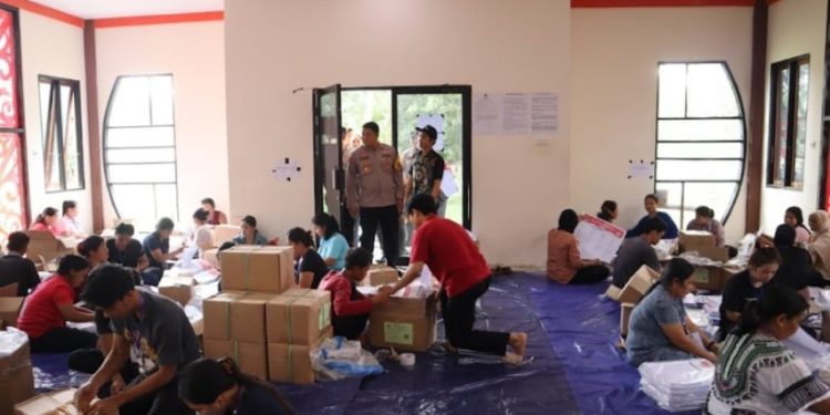 Kapolres Landak Pantau Penyortiran dan Lipat Surat Suara Pemilu 2024 di KPU