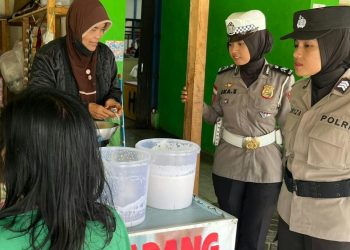 Satgas Preventif OMB Kapuas Polda Kalbar menurunkan Polwan Laksanakan Patroli Humanis Menjelang Pemilu 2024.