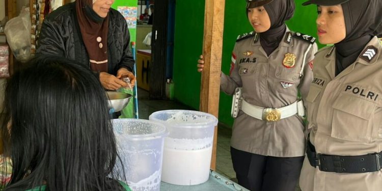 Satgas Preventif OMB Kapuas Polda Kalbar menurunkan Polwan Laksanakan Patroli Humanis Menjelang Pemilu 2024.