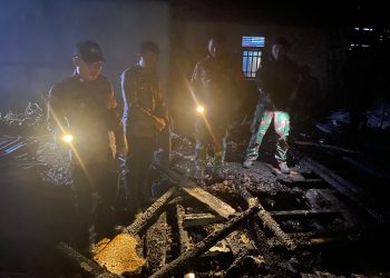 Gerak Cepat, Danramil Dan Anggota Koramil 1204-13/Belitang Hulu Bantu Padamkan Kebakaran Rumah Warga.