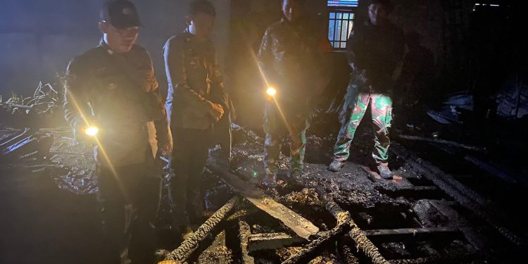 Gerak Cepat, Danramil Dan Anggota Koramil 1204-13/Belitang Hulu Bantu Padamkan Kebakaran Rumah Warga.