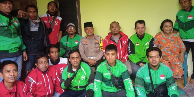 Polisi di Jombang Sambangi Pengemudi Ojol Korban Kecelakaan