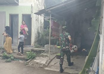 Cegah Penyakit Demam Berdarah, Babinsa Koramil Garum Laksanakan Penyemprotan Fogging Di Wilayah Binaannya