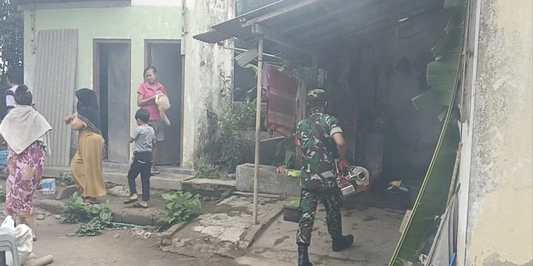 Cegah Penyakit Demam Berdarah, Babinsa Koramil Garum Laksanakan Penyemprotan Fogging Di Wilayah Binaannya