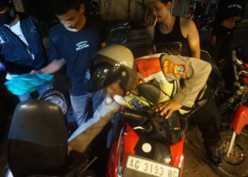 Intensifkan Patroli Rutin Minggu Dini Hari, Tim Patroli Polsek Mojoroto Jumpai Kelompok Pemabuk, Kapolsek : Penjualnya kita Gerebek