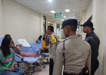 Polres Blitar Kota Gerak Cepat Bantu Evakuasi Pohon Tumbang Yang Menimpa PKL Akibat Angin Kencang