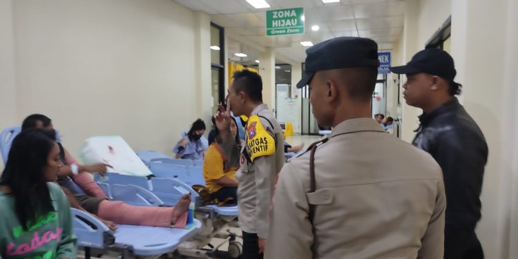 Polres Blitar Kota Gerak Cepat Bantu Evakuasi Pohon Tumbang Yang Menimpa PKL Akibat Angin Kencang