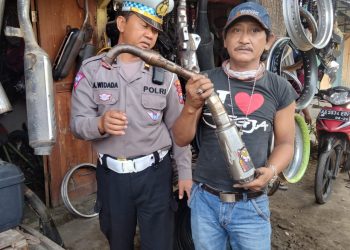 Petugas Satlantas Polres Kediri Mendatangi Penjual Knalpot Brong  Pasar Loak Pujasera Pare