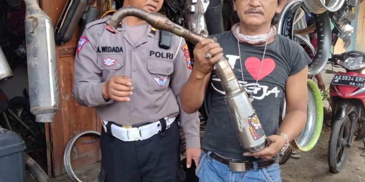 Petugas Satlantas Polres Kediri Mendatangi Penjual Knalpot Brong Pasar Loak Pujasera Pare