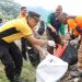 Polres Ponorogo Gandeng TNI dan Relawan Gotong Royong Bersihkan Sampah di Telaga Ngebel