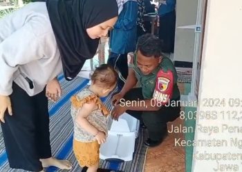 Peduli Kesehatan, Babinsa Koramil Nglegok Dampingi Kegiatan Posyandu Anak Penderita Stunting Di Wilayah Binaannya