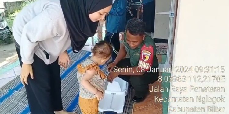 Peduli Kesehatan, Babinsa Koramil Nglegok Dampingi Kegiatan Posyandu Anak Penderita Stunting Di Wilayah Binaannya