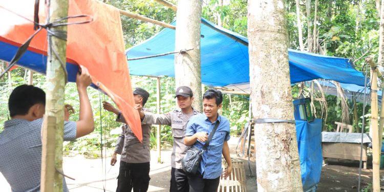 Satreskrim Polres Blitar Kota Dan Polsek Ponggok Bongkar Arena Judi Sabung Ayam di Karangbendo