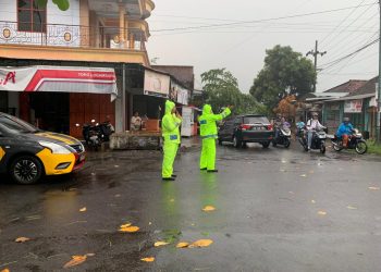Gerak Cepat Polisi dan TNI Bantu Tangani Pohon Tumbang, Jalan Raya Gondang Tulungagung Kembali Normal