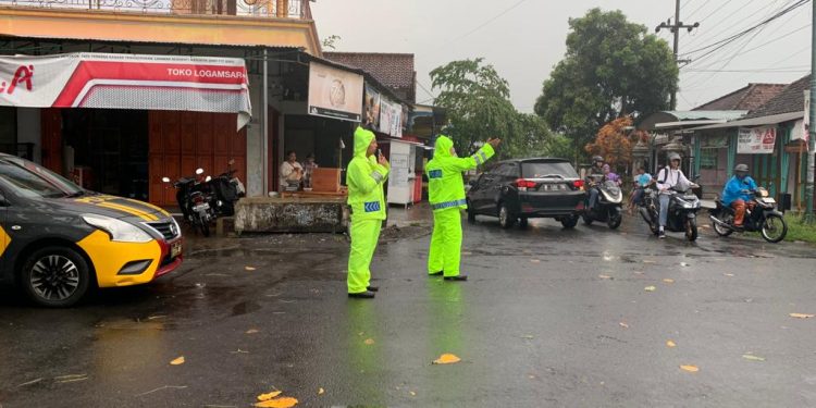 Gerak Cepat Polisi dan TNI Bantu Tangani Pohon Tumbang, Jalan Raya Gondang Tulungagung Kembali Normal