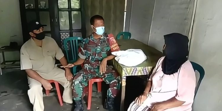 Bantu Warga Kurang Mampu, Anggota Koramil Ponggok Laksanakan Kegiatan Babinsa Masuk Dapur