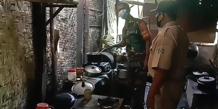 Bantu Warga Kurang Mampu, Anggota Koramil Ponggok Laksanakan Kegiatan Babinsa Masuk Dapur