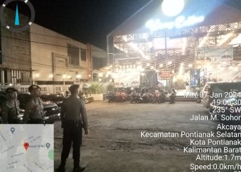 Satgas OMB Kapuas Polda Kalbar bersama Panitia dan Masyarakat Sekitar Laksanakan Pengamanan Nobar Debat Capres 2024 di Kota Pontianak