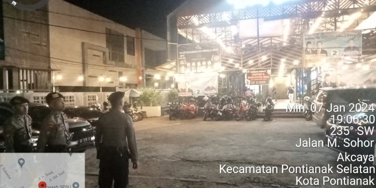Satgas OMB Kapuas Polda Kalbar bersama Panitia dan Masyarakat Sekitar Laksanakan Pengamanan Nobar Debat Capres 2024 di Kota Pontianak