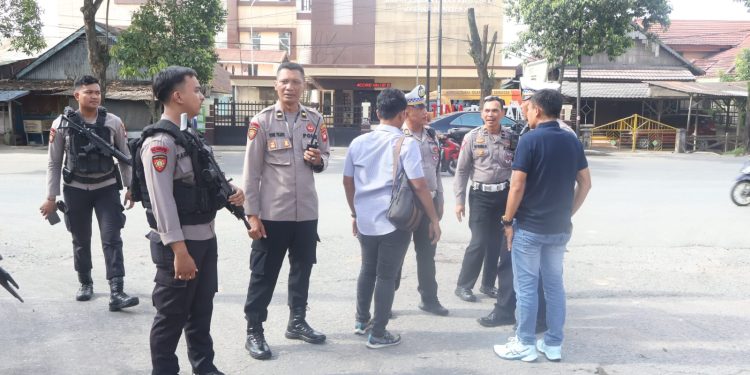 Satgas Preventif Lakukan Pengamanan dan Pengawalan Surat Suara DPD dan Presiden/Wakil Presiden dari Pelabuhan Dwikora Pontianak Menuju Gudang Logistik Pemilu