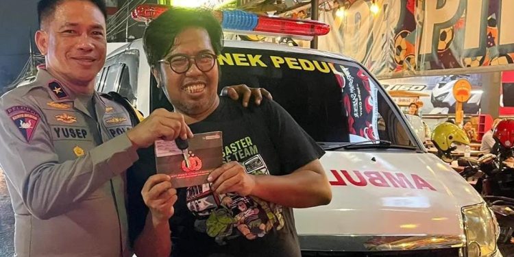 Polda Jatim Beri Satu Unit Ambulace untuk Bonek Rescue Bentuk Apresiasi Kedewasaan Suporter