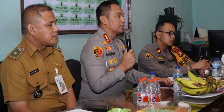 Kapolres Metro Jakarta Barat Ingatkan Warga RW 02 Kel. Duri Selatan untuk Jaga Kamtibmas menjelang Pemilu 2024