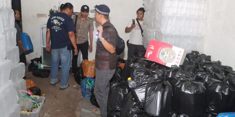 Sat Reskrim Polres Blitar Kota Gerebek Rumah dijadikan Gudang Miras Ilegal, 3 Orang Jadi Tersangka