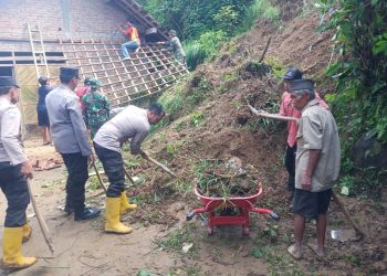 Sinergitas Tiga Pilar, Polisi Bersihkan Material Longsor di Trenggalek