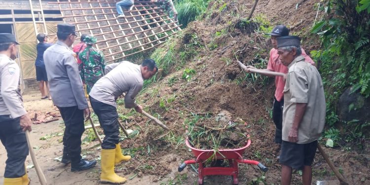 Sinergitas Tiga Pilar, Polisi Bersihkan Material Longsor di Trenggalek