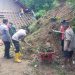 Sinergitas Tiga Pilar, Polisi Bersihkan Material Longsor di Trenggalek