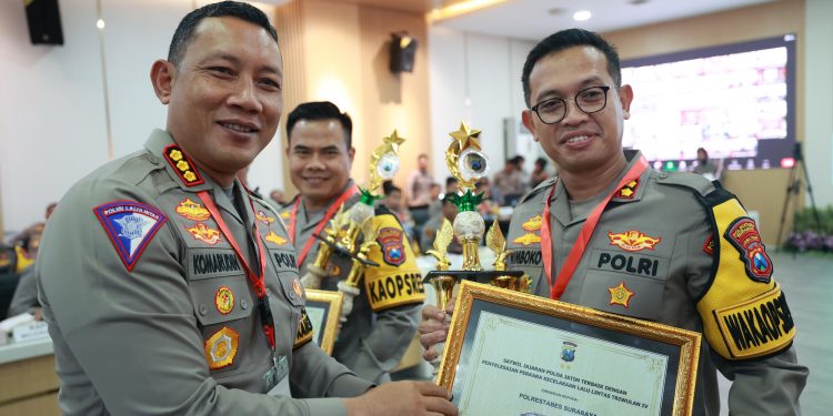 Polrestabes Surabaya Raih Penghargaan Penyelesaian Perkara Lalu Lintas Terbaik Tingkat Polda Jatim